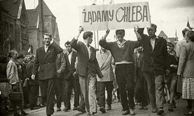 Poznański Czerwiec 1956 roku -&nbsp;pierwszy w&nbsp;PRL strajk generalny i&nbsp;demonstracje uliczne krwawo stłumione przez wojsko i&nbsp;milicję.