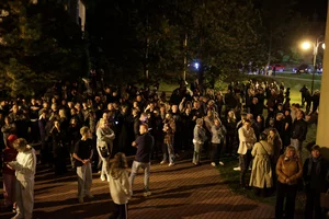 Miniatura: Biskup w asyście policji. Parafianie...