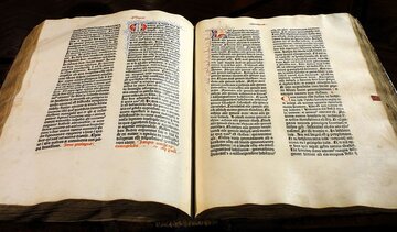 Biblia Gutenberga ze&nbsp;zbioru Muzeum Diecezjalnego w&nbsp;Pelplinie