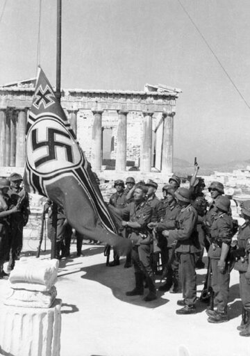 Niemcy wznowszą swoją flagę na&nbsp;Akropolu. Maj 1941&nbsp;r.