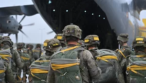 Miniatura: Żołnierze NATO ewakuują się z Bliskiego...