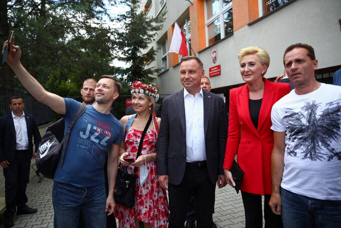 Andrzej Duda z żoną Agatą Kornhauser-Dudą przed lokalem wyborczym w Krakowie