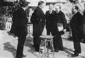 Podpisanie układu w&nbsp;Rapallo. kanclerz Rzeszy Joseph Wirth, Walther Rathenau oraz&nbsp;delegacja sowiecka: Leonid Krasin, Gieorgij Cziczerin oraz&nbsp;Adolf Joffe