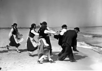Wielka Wieś Hallerowo Kaszubi podczas zabawy nad Bałtykiem, rok 1935 lub 1936.
