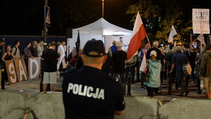 Miniatura: Tożsamość policjantów sprzed Sejmu powinna...