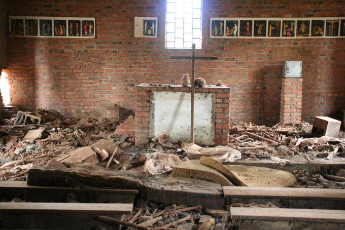 Wnętrze katolickiego kościoła w Ntarama. 15 kwietnia 1994 roku zamordowano w nim 5 tysięcy ludzi