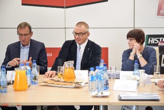 Na zdjęciu od&nbsp;lewej: p. Grzegorz Prądzyński Prezes zarządu Polska Izba Ubezpieczeń; p. Adam Abramowicz Poseł Prawo i&nbsp;Sprawiedliwość; p. Zdzisława Cwalińska-Weychert Wiceprezes Zarządu Ubezpieczeniowy Fundusz Gwarancyjny; p. Aleksander Daszewski Radca praw