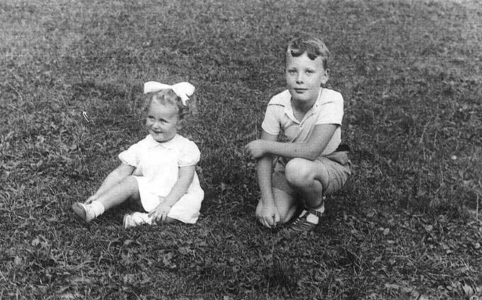 Adam i Elinoar Druks, dzieci Iro Druksa. Sierpień 1937