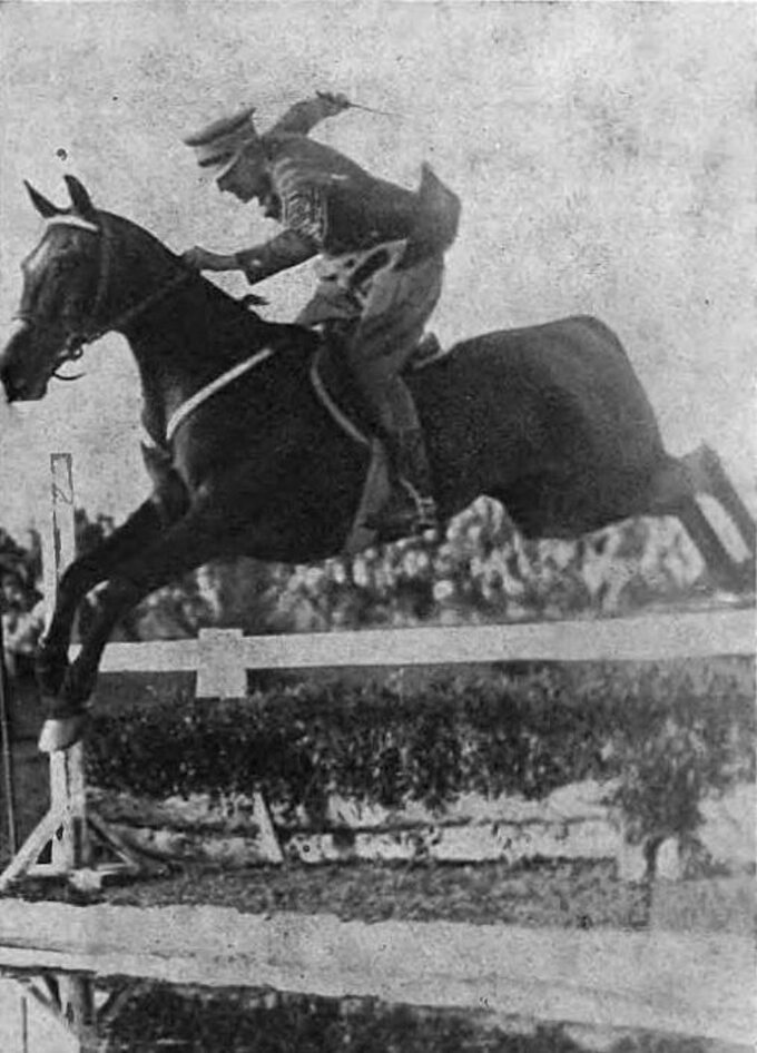 Adam Królikiewicz na koniu „Milord” podczas zawodów hippicznych w warszawskich Łazienkach w czerwcu 1930