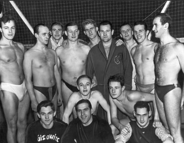 Fotografia grupowa polskich piłkarzy wodnych w&nbsp;czasie treningu. Jerzy Iwanow-Szajnowicz- stoi trzeci od&nbsp;lewej.