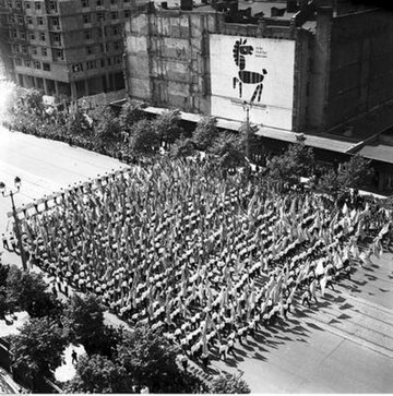Pochód pierwszomajowy na ul. Marszałkowskiej w Warszawie, 1961 rok. 