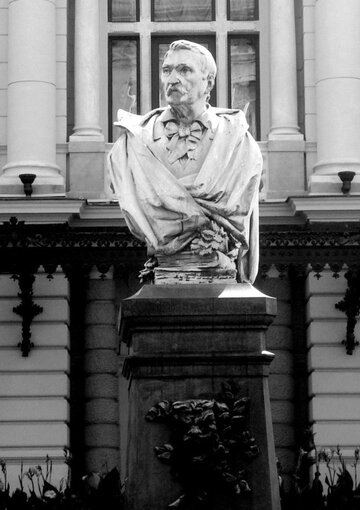 Pomnik A. Fredry przed Teatrem im.&nbsp;Słowackiego w&nbsp;Krakowie