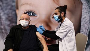 Izrael: Eksperci odradzają podawanie czwartej dawki szczepionki