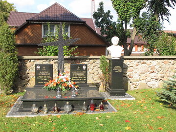 Symboliczne groby Stanisława Suchowolca i&nbsp;Jerzego Popiełuszki przy kościele Świętych Apostoł&oacute;w Piotra i&nbsp;Pawła w&nbsp;Suchowoli