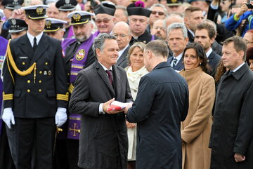 Prezydent Andrzej Duda (3P), minister obrony Mariusz Błaszczak (P) i&nbsp;wnuk admirała, Krzysztof Unrug (L) podczas uroczystości pogrzebowych na&nbsp;Cmentarzu Marynarki Wojennej w&nbsp;Gdyni.