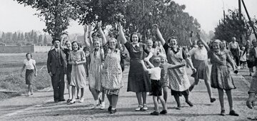Powitanie żołnierzy niemieckich przez volksdeutsch&oacute;w w&nbsp;przygranicznej wsi na&nbsp;terenie Polski (1939&nbsp;r.)