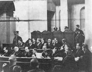 Ława oskarżonych w czasie procesu brzeskiego