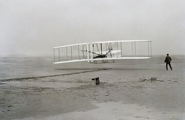 Wright Flyer w&nbsp;czasie pierwszego w&nbsp;historii lotu