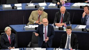 Prof. Legutko: Nasz kraj uwiera unijne elity