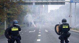 Miniatura: Zamieszki w Holandii. Policja rozpędziła...