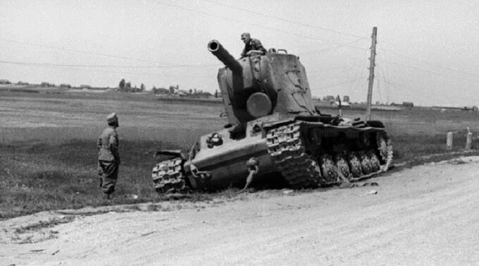 Zniszczony sowiecki czołg KW-2. Czerwiec 1941 r.