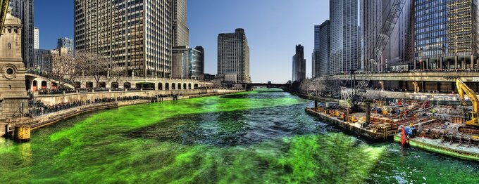 Zielona woda w Chicago River w Dniu Św. Patryka