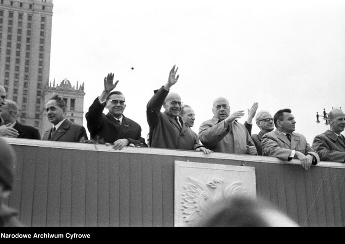 Władze PRL podczas pochodu pierwszomajowego w 1963 roku. Stoją m.in. Władysław Gomułka, Józef Cyrankiewicz