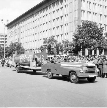 Uroczysty przejazd wyciągarki szybowcowej wraz z szybowcem. Warszawa, 1 maja 1961 roku 