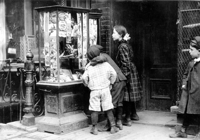 Dzieci oglądające kartki świąteczne w Nowym Jorku, 1910 rok