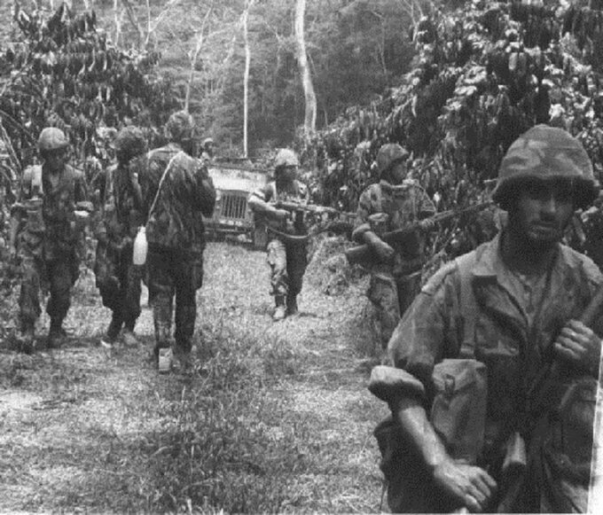 Portugalscy żołnierze podczas akcji w angolskiej dżungli, początek lat 60.