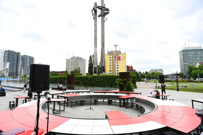Biało-czerwony stół przed budynkiem Europejskiego Centrum Solidarności w Gdańsku