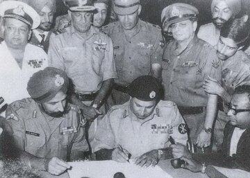 Generał porucznik A. AK Niazi , dow&oacute;dca Dow&oacute;dztwa Wschodniego Pakistanu , podpisuje akt kapitulacji w&nbsp;Dhace 16 grudnia 1971&nbsp;r. w&nbsp;obecności generała porucznika Indii Jagjita Singha Aurory