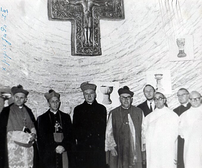 Jasna G&oacute;ra, 3&nbsp;maj 1966, zdjęcie pamiątkowe z&nbsp;wystawy Tysiąclecia Chrztu Polski. Od&nbsp;lewej: Karol Wojtyła, Antoni Baraniak, Stefan Wyszyński