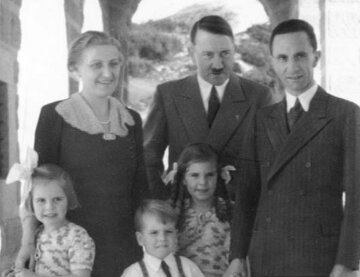 Rodzina Goebbels&oacute;w z&nbsp;Hitlerem.