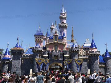 Zamek Śpiącej Kr&oacute;lewny. Disneyland w&nbsp;Anaheim, Kalifornia