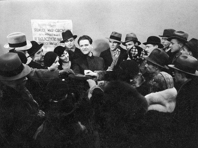 Eugeniusz Bodo (w środku, bez kapelusza) w filmie Pieśniarz Warszawy