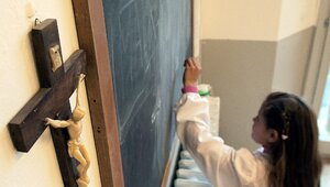 Miniatura: Nauczycielka zdjęła krzyż i wyrzuciła do...