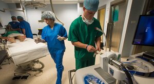 Miniatura: Pensje lekarzy. Ile naprawdę zarabiają w...