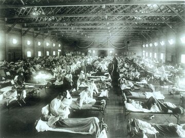 Sala z&nbsp;chorymi na&nbsp;grypę "hiszpankę" w&nbsp;szpitalu polowym w&nbsp;Camp Funston w&nbsp;stanie Kansas, 1918&nbsp;r.
