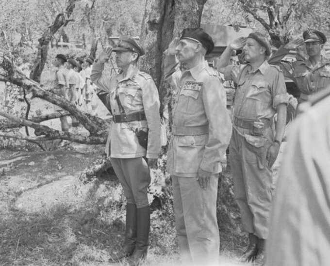 Generał Harold Alexander (z lewej) i generał Władysław Anders (drugi z lewej), Monte Cassino, 24 maja 1944 r