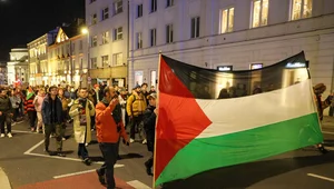 Miniatura: Wybita szyba i czerwona farba. Protesty...