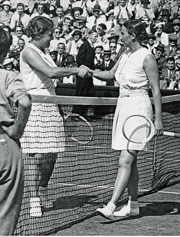 Jadwiga Jędrzejowska (z prawej) po&nbsp;przegranej z&nbsp;Dorothy Round w&nbsp;finale Wimbledonu w&nbsp;1937&nbsp;r.