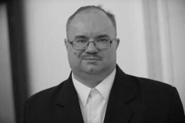 Rafał W&oacute;jcikowski &ndash; doktor nauk ekonomicznych i&nbsp;poseł klubu Kukiz 15&rsquo;. Zginął w&nbsp;wypadku samochodowym 19 stycznia 2017&nbsp;r.