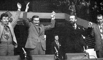 Od lewej: Andrzej Rozpłochowski, Lech Wałęsa i&nbsp;Kazimierz Świtoń. Katowicki Spodek, październik 1980&nbsp;r.