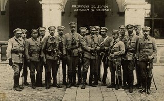 J&oacute;zef Piłsudski ze&nbsp;swoim sztabem przed Pałacem Gubernialnym w&nbsp;Kielcach w&nbsp;1914 roku