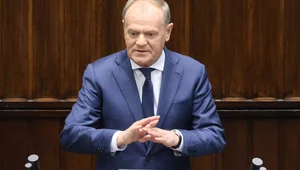 Miniatura: "Spektakl w klatce". Tusk w osobliwy...