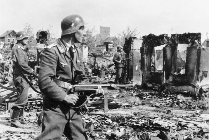 Bitwa stalingradzka. Niemieccy żołnierze podczas oczyszczania ulic w Stalingradzie