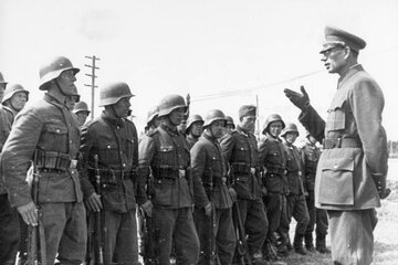 Gen. Andriej Własow wśr&oacute;d żołnierzy ROA