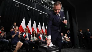 Miniatura: "Nawrocki zniszczył okładkę obscenicznego...