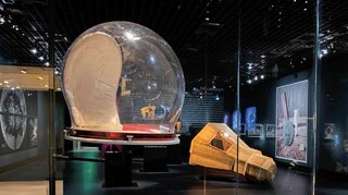 Pierwszą część ekspozycji poświęcono misji Apollo 11. Są na niej m.in. kask Michaela Collinsa, tubka (częściowo zużyta) kremu Old Spice, rekonstrukcja odcisku, który w księżycowym gruncie pozostawił but Buzza Aldrina